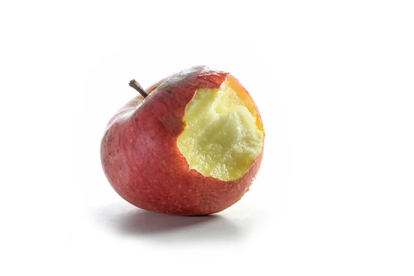 배경에는 과붉은 피부와 줄기가 유기농 사과를 복사하는 — 스톡 사진
