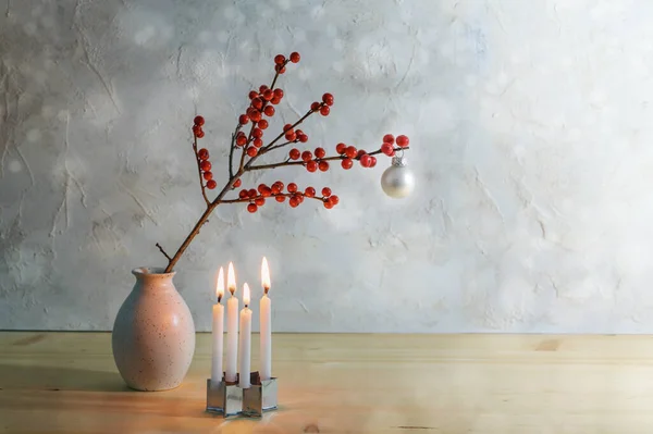 Minimalistische Vierde Advent Met Vier Kleine Brandende Kaarsen Een Bessen — Stockfoto