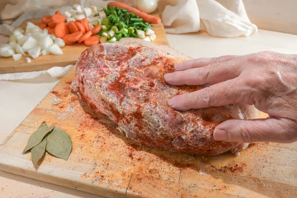 Mão Esfrega Pedaço Carne Porco Crua Com Mostarda Especiarias Uma — Fotografia de Stock