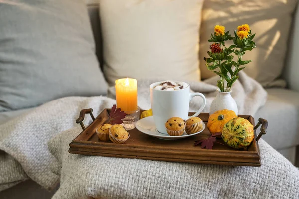 Ζεστό Ρόφημα Σοκολάτας Ζαχαρωτά Και Mini Muffins Ένα Δίσκο Κερί — Φωτογραφία Αρχείου