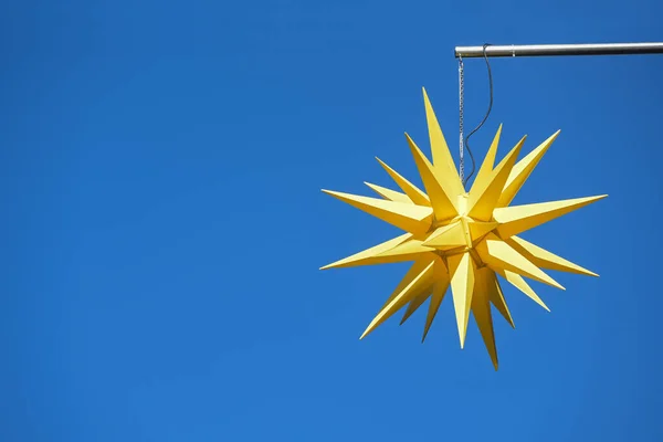 Žlutá Moravská Hvězda Visící Proti Jasně Modré Obloze Tradiční Venkovní — Stock fotografie