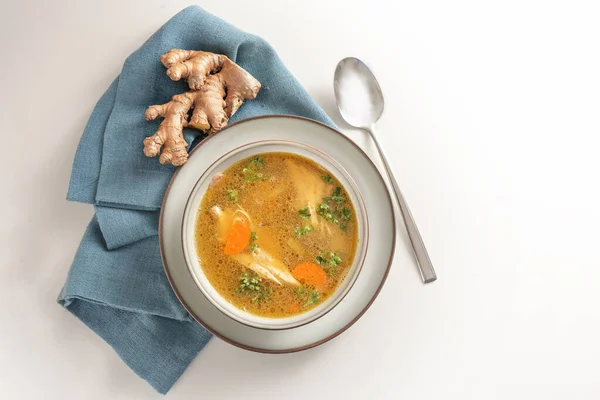 Здоровый Суп Куриного Мяса Овощей Имбиря Миске Голубой Салфетке Гей — стоковое фото
