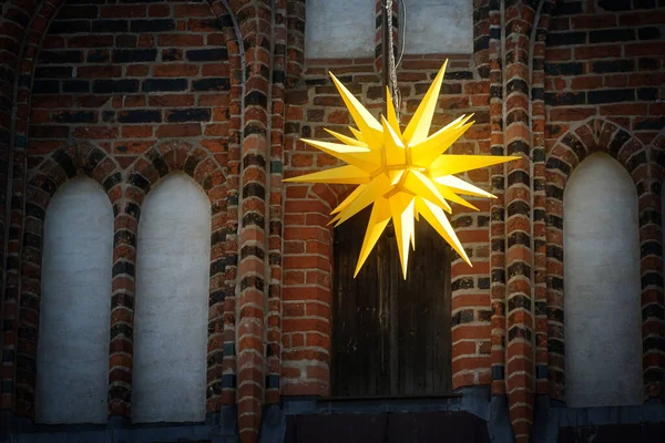 ドイツのルーベックにある歴史的な建物の前にある黄色のモラヴィアの星 アドベント クリスマス エピファニーのための伝統的な通りの装飾 コピースペース 選択されたフォーカス — ストック写真