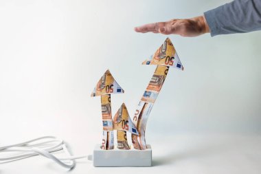 Enerji fiyat limiti, veya Strompreisbremse, yükselen para okları ile güç şeridi, yukarıdan gelen el ekonomik kriz sırasında fiyat büyümesini sınırlıyor, açık gri arka plan, kopyalama alanı, seçili odak