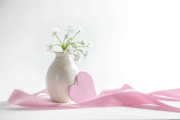Vase Small White Flowers Pink Wooden Heart Long Ribbon White — 图库照片