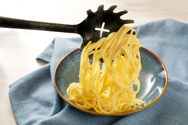 Serving Fresh Pasta Spaghetti Filled Blue Plate Special Spoon Napkin — Stock Photo, Image