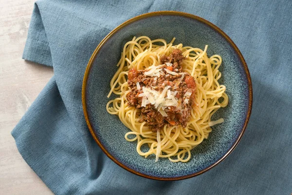 Espaguetis Con Salsa Boloñesa Carne Picada Tomates Adornado Con Parmesano —  Fotos de Stock