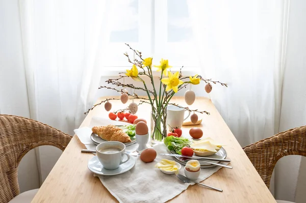 Πρωινό Για Δύο Άτομα Νάρκισσους Και Πασχαλινή Διακόσμηση Ξύλινο Τραπέζι — Φωτογραφία Αρχείου