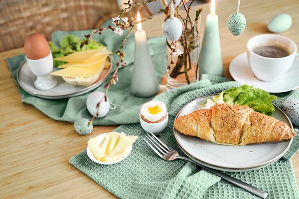Frukost Med Påskägg Croissant Kaffe Och Salvia Grön Dekoration Med — Stockfoto