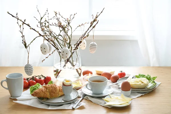 Πρωινό Διακόσμηση Πασχαλινού Αυγού Ξύλινο Τραπέζι Ρύθμιση Χώρου Ανοιξιάτικες Διακοπές — Φωτογραφία Αρχείου