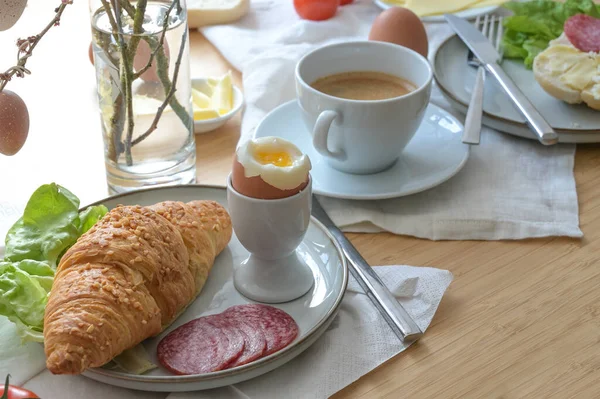 Śniadanie Lub Brunch Rogalikiem Gotowane Jajko Kiełbasa Ser Kawa Jasnych — Zdjęcie stockowe