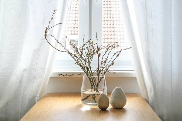 Pussy Willow Catkins Flowering Branches Glass Vase Artificial Eggs Easter — Foto Stock