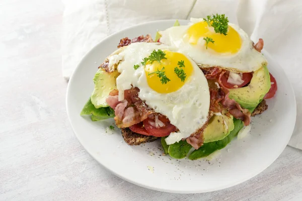 Huevo Frito Tocino Aguacate Pan Comida Entera Oscura Con Lechuga —  Fotos de Stock