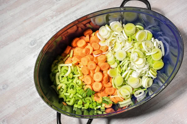 Nakrájená Syrová Zelenina Jako Mrkev Celer Pórek Pražírně Dušenou Polévku — Stock fotografie