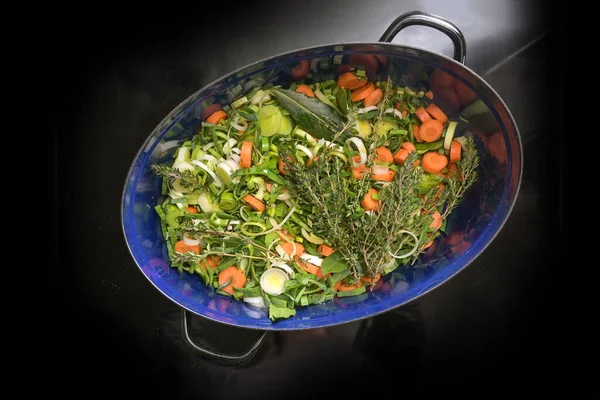 Verduras Crudas Picadas Como Zanahorias Apio Puerro Con Hierbas Como —  Fotos de Stock