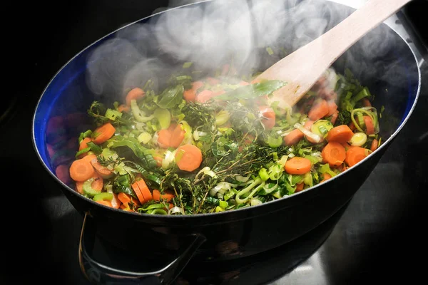 Пропаривание Овощей Трав Кастрюле Черной Плите Ингредиенты Супа Морковь Сельдерей — стоковое фото
