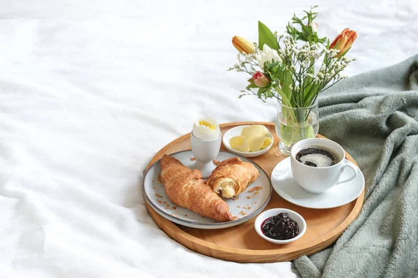 Sunnuntaiaamiainen Sängyssä Kahvin Croissantin Hillon Keitetyn Munan Kanssa Tarjoillaan Puutarjottimella — kuvapankkivalokuva