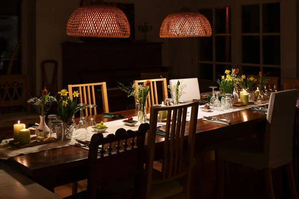 晚上的大型餐桌 与家人和朋友一起 用蜡烛 酒杯和不同的椅子装饰着随意的晚宴 复制空间 选定焦点 狭窄的田野深度 — 图库照片