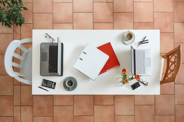 Lange Witte Bureau Met Laptop Werkplekken Aan Beide Uiteinden Verschillende — Stockfoto
