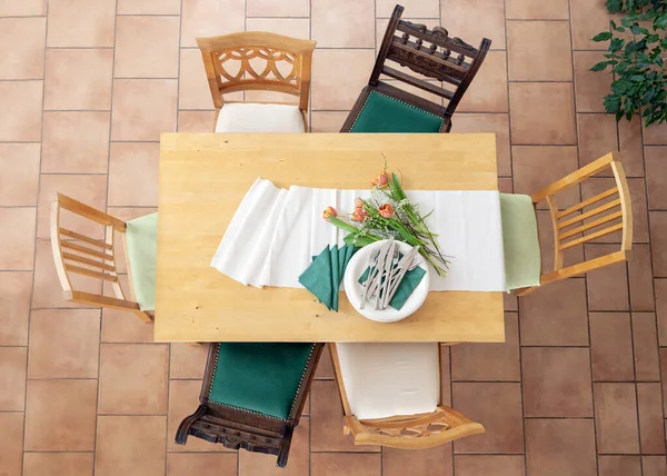 Voorbereiding Voor Het Diner Met Tafelloper Witte Borden Bestek Groene — Stockfoto