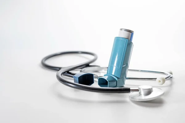 Inhalator Dozujący Znany Również Jako Pompa Lub Aerozol Alergii Astmę — Zdjęcie stockowe