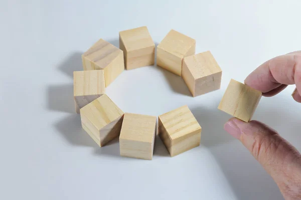Skupina Dřevěných Kostek Společně Buduje Kruh Ruka Přidává Chybějící Symbol — Stock fotografie