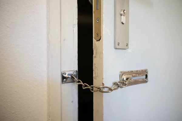 老式平板门上的门链 用来对付不速之客和小偷 家里的安保和安全概念 复制空间 选定的焦点 狭窄的场地深度 — 图库照片