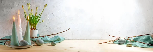 Великодні Прикраси Панорамному Форматі Блакитними Зеленими Яйцями Бірюзовими Серветками Свічками — стокове фото