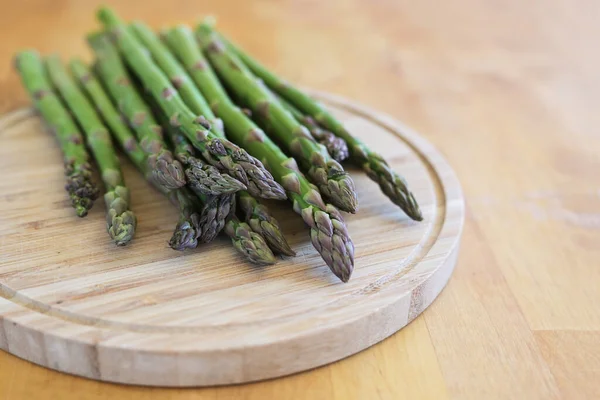 Fresh Green Asparagus Cutting Board Wooden Table Delicious Spring Time — Stock Photo, Image