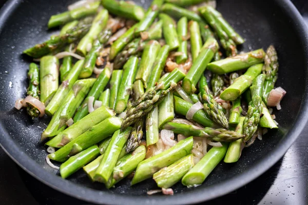 Green Asparagus Pieces Onion Black Frying Pan Cooking Concept Vegetarian — Stock Photo, Image