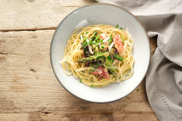 Grönsakssås Grön Sparris Och Tomater Med Parmesan Och Persilja Garnera — Stockfoto