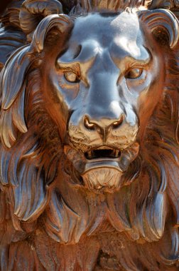 Demirden yapılmış bir aslan heykelinin başı olan anıt, Lubeck Almanya 'da, kentin ünlü bir seyahat noktası olan tarihi Holsten Kapısı' nın (Holstentor) önünde yer alıyor.