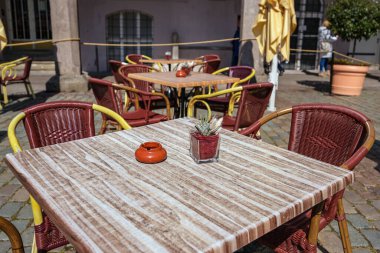 Lubeck, Almanya 'nın eski bir kasabasındaki bir kafede masa ve sandalyeler, fotokopi alanı, seçilmiş odak, dar alan derinliği