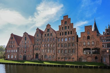 Salzspeicher (tuz depoları), Lubeck, Almanya 'da, Trave Nehri üzerindeki tarihi tuğla binalar, dönüm noktası, turizm merkezi ve ünlü seyahat merkezi