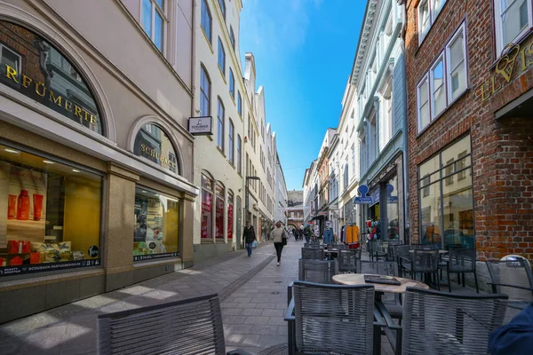 Lübeck April 2023 Enge Fußgängerzone Mit Geschäften Und Straßencafés Der — Stockfoto