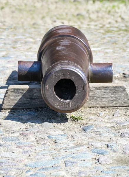 德国吕贝克老城的历史地标和旅游景点Holstentor或Holsten门的铸铁大炮复制空间 选定重点 — 图库照片