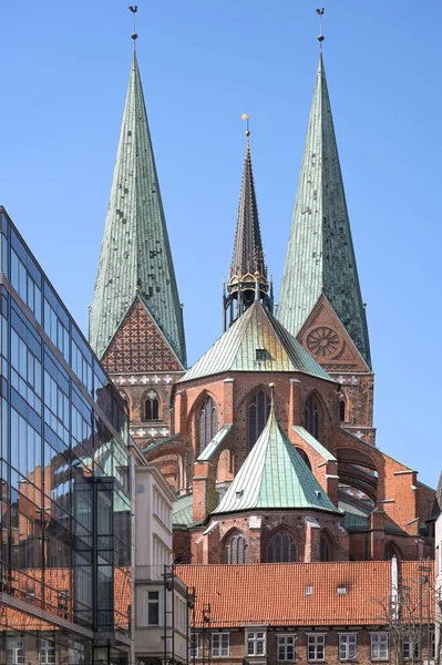 Lübecker Marienkirche Historische Mittelalterliche Basilika Norddeutscher Backsteingotik Mit Zwei Monumentalen — Stockfoto