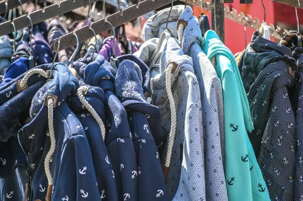 屋外市場での販売のためのフード付きジャケット ファッションコンセプト 選択されたフォーカス フィールドの狭い深さ — ストック写真