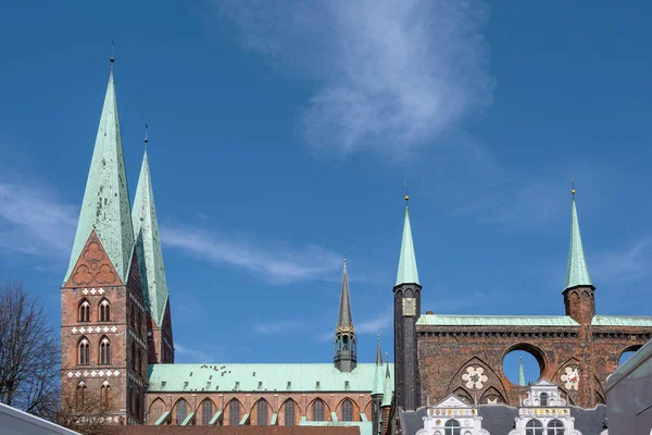 Marienkirche Lubeck Mary Church 역사적 일부로 파란색 반대되는 한자로 도시의 — 스톡 사진