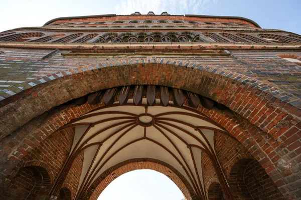 Gewölbe Eingangsbogen Des Lübecker Holstentors Berühmtes Historisches Wahrzeichen Gotischer Backsteinarchitektur — Stockfoto