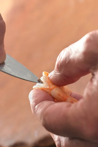 Ruka Drží Krevety Odstraňuje Střeva Nožem Příprava Vaření Pokrmů Mořských — Stock fotografie