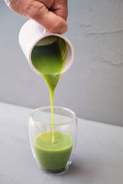 Πράσινο Smoothie Σούπα Από Άγρια Βότανα Και Λαχανικά Χύνεται Ένα — Φωτογραφία Αρχείου