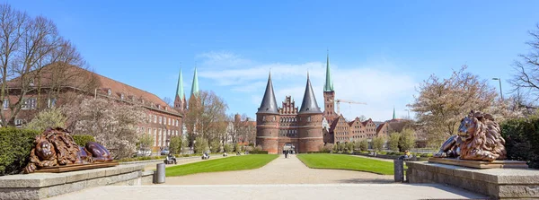Weites Panorama Des Lübecker Holstentors Mit Zwei Löwenskulpturen Vor Dem — Stockfoto