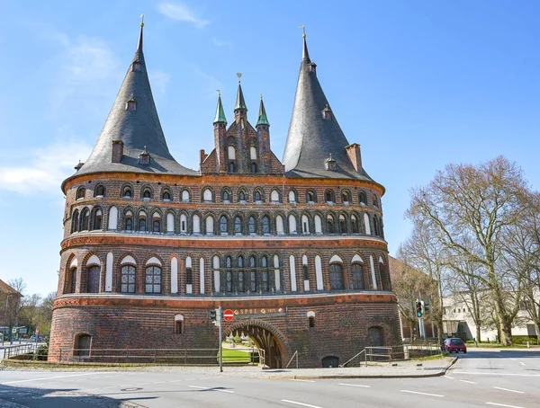 게이트 Holstentor Holsten Gate 타워와 입구가 역사적 랜드마크로 시대의 건축물인 — 스톡 사진