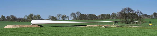 Panorama Uma Lâmina Turbina Eólica Campo Agrícola Perto Local Instalação — Fotografia de Stock