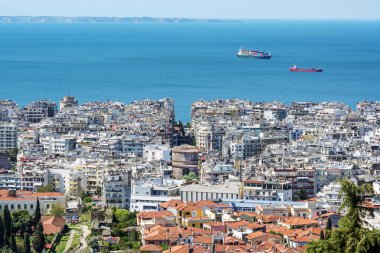 Selanik kenti, evlerin üzerindeki havadan panoramik manzara, güneşli bir günde Galerius Kulesi ve mavi Akdeniz, Makedonya 'nın başkenti, kopyalama alanı, seçilmiş odak noktası
