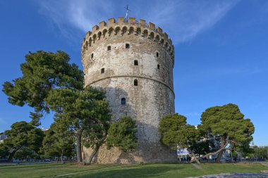 Selanik, Yunanistan 'ın Beyaz Kulesi, kentteki çam ağaçları ve turistler için turizm beldesi arasındaki ünlü dönüm noktası, güneşli bir günde mavi gökyüzü, kopyalama alanı, seçilmiş odak noktası