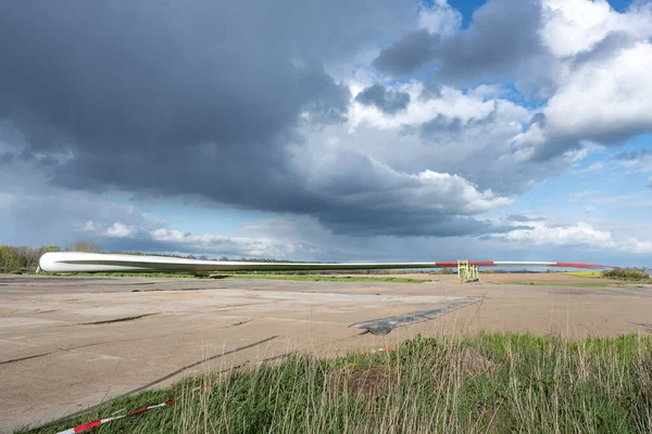 계획된 근처에 에너지 발전소 건설을 하늘에 폭풍우치는 — 스톡 사진