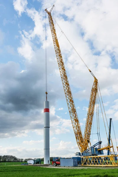 Grúa Gigante Está Moviendo Una Parte Torre Acero Una Turbina — Foto de Stock
