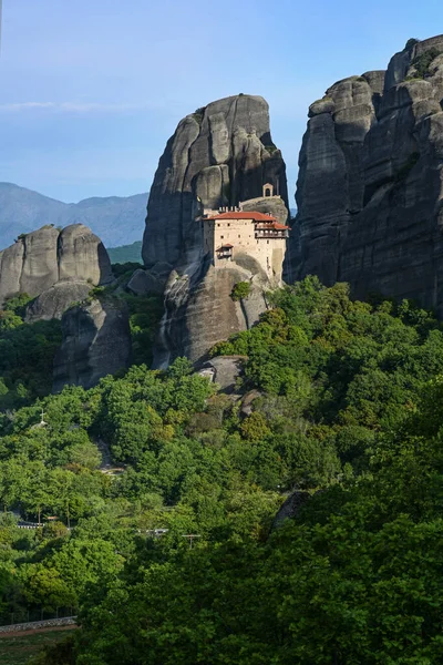 聖ニコラスAnapausas修道院は ギリシャ 青い空 コピースペースで有名な観光地Kalambakaの近くの岩だらけのMeteoraの風景の崖の上に位置しています — ストック写真